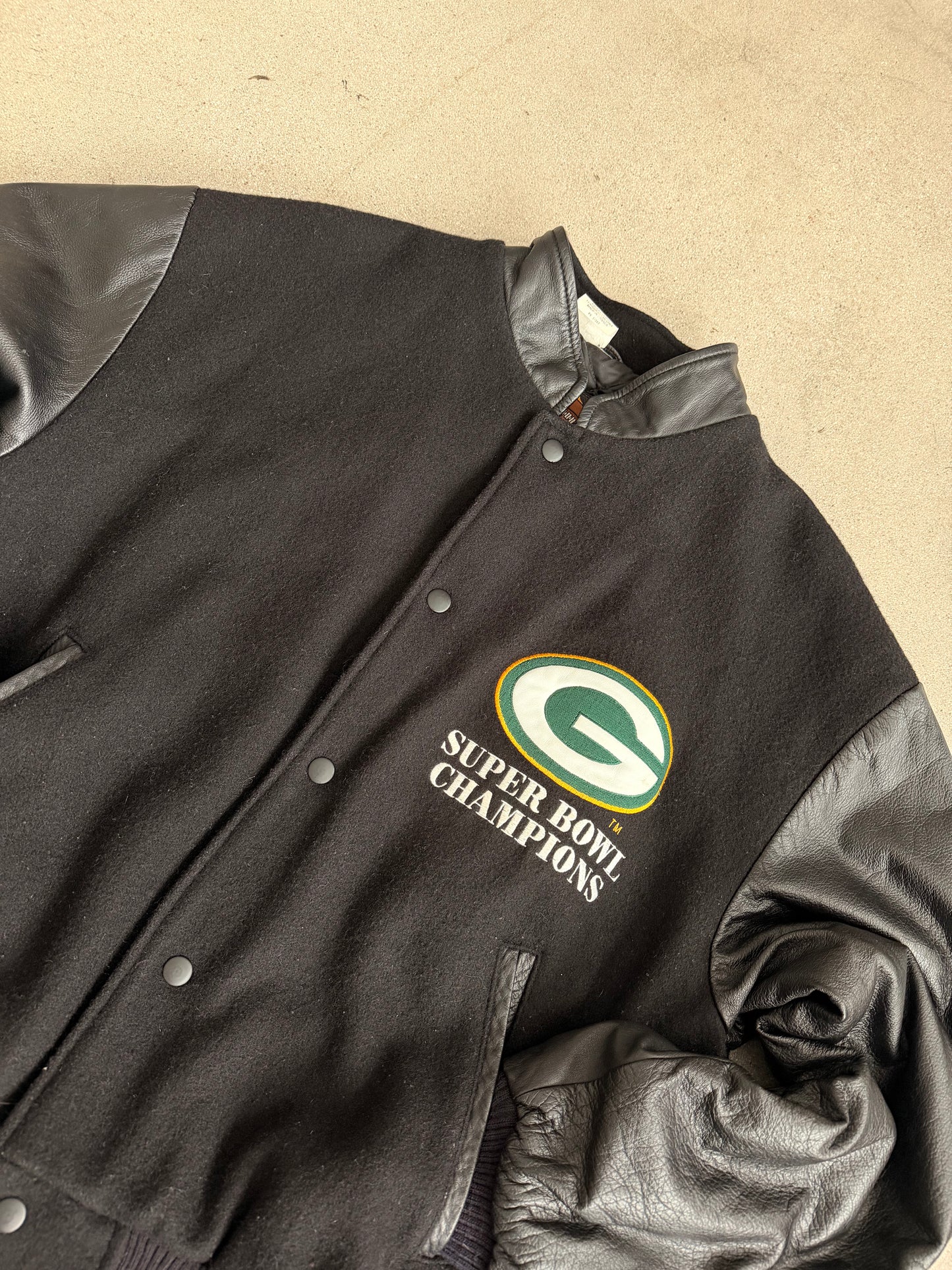 Vintage 1996 Packers Superbowl 31 Victory Letterman Jacket Signed By Keith Jackson and Desmond Howard - M